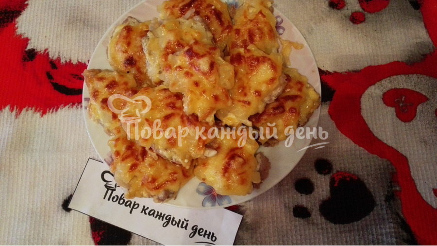 Свинина с ананасами и сыром запеченная в духовке