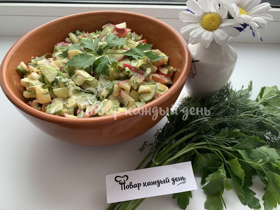 Салат из редиски с яйцом, огурцом и помидором