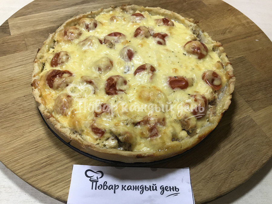 Открытый французский пирог с курицей из песочного теста