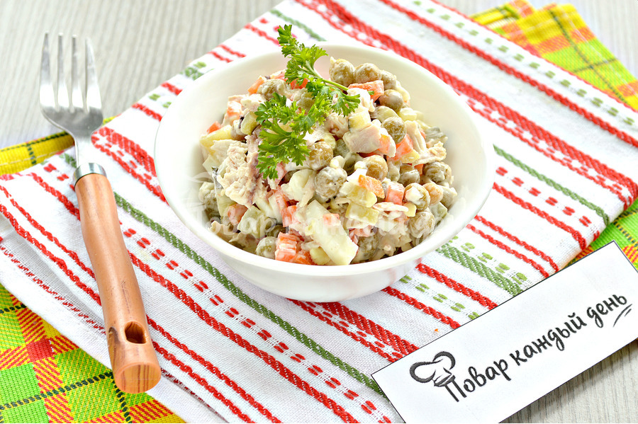Салат из курицы и огурцов