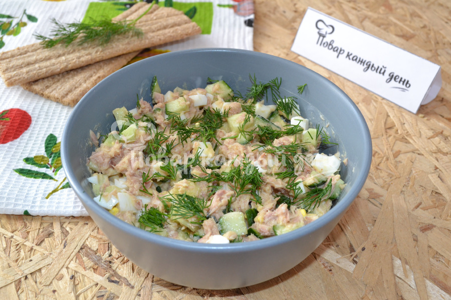 Салат с тунцом, яйцами и огурцом