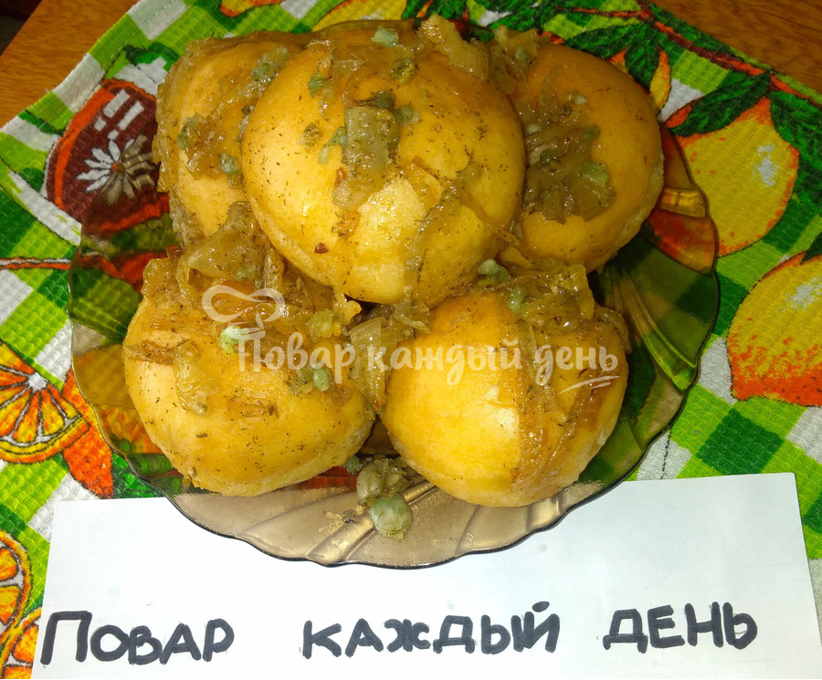 Ароматные пампушки в чесночно-луковом соусе