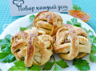 Мясные клубочки в слоеном тесте