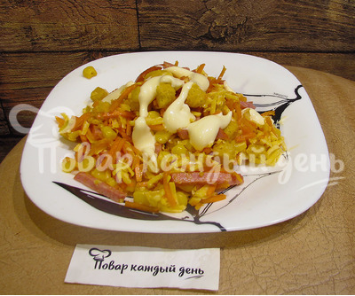 Салат с корейской морковкой, сервелатом и кукурузой