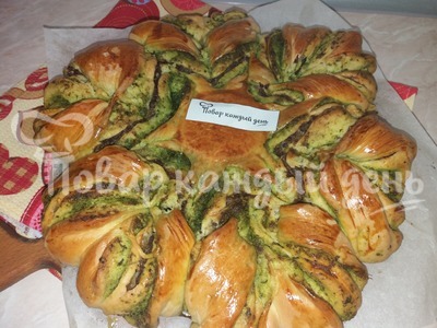 Дрожжевой солёный пирог с фаршем и чесночным маслом