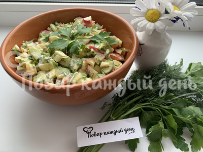 Салат из редиски с яйцом, огурцом и помидором