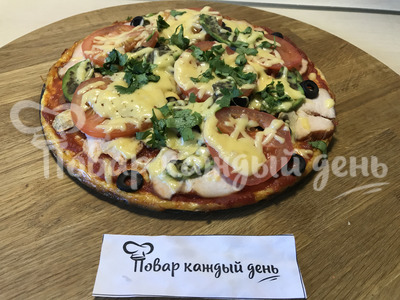 Яично-сырная запеканка с копченой курицей и овощами