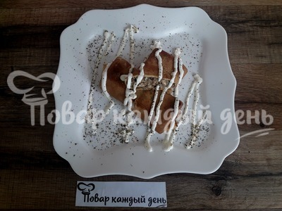 Блины с начинкой из паштета, яиц, огурцов и лука