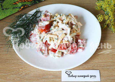 Салат с помидорами и сыром