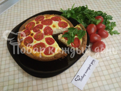 Кукурузный  пирог с творогом и томатами