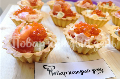 Тарталетки с красной рыбой и сыром