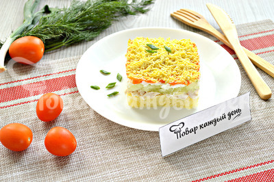 Слоеный салат с курицей