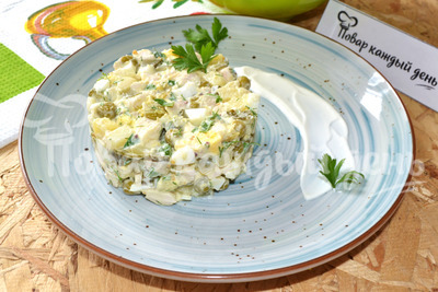 Салат с курицей, картофелем и соленым огурцом